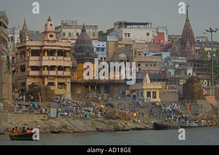 Manikarnika Ghats de Varanasi sont où les morts sont incinérés en vue ouverte. Banque D'Images