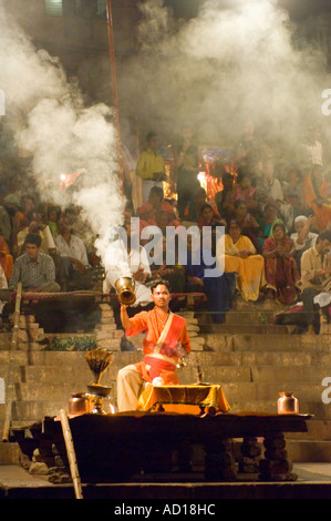 Vue d'aarti (prières) sont remplies par des jeunes prêtres (pujaris) au Dasaswamedh Ghat de Varanasi. Banque D'Images