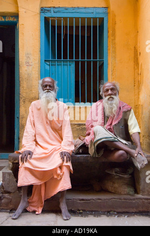 Deux vieux messieurs avec de longues barbes blanches et têtes à tête posent pour une photo dans le vieux Varanasi près du Kédar ghats. Banque D'Images