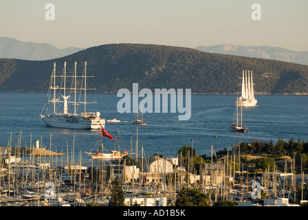 Les navires de croisière dans la baie de Bodrum et Marina de Bodrum, Turquie. Banque D'Images