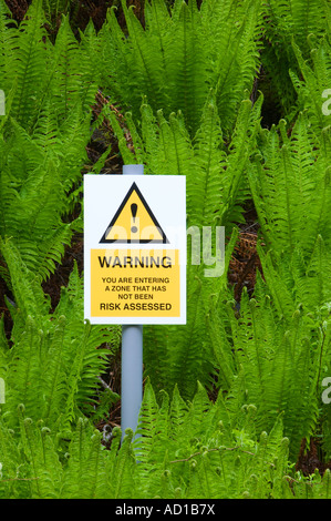 Signe de danger de mystification dans la forêt Banque D'Images