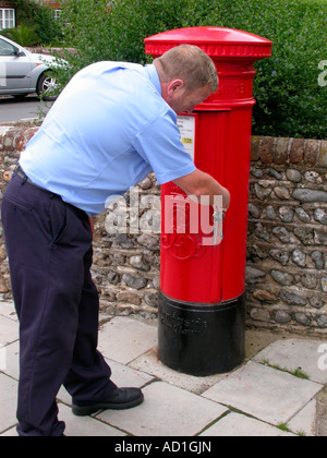 Postman vider letter box Banque D'Images