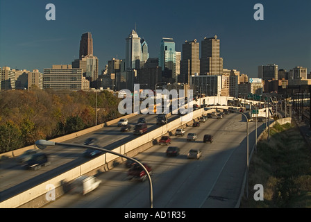 USA Philadelphia skyline Skyline de réflexions à partir de la Schuykill River à l'échelle expressway Banque D'Images