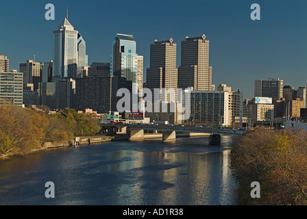 USA Philadelphia skyline Skyline de réflexions à partir de la Schuykill River Banque D'Images