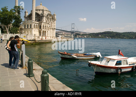 Promenade le long du Bosphore, avec des bateaux près de mosquée Ortakôy et pont du Bosphore. Istanbul Banque D'Images