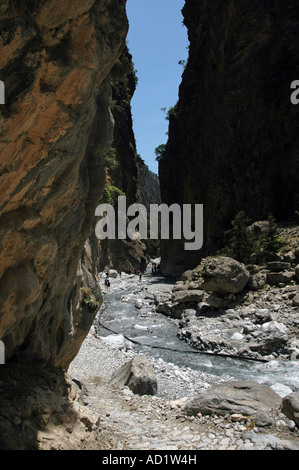 Passage étroit entre les murs énorme montagne appelée Portes de fer dans la Gorge de Samaria Parc national dans l'île grecque de Crète Banque D'Images