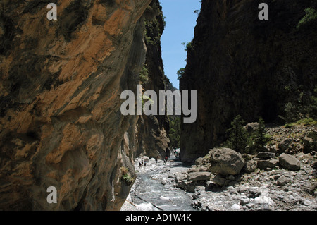 Passage étroit entre les murs énorme montagne appelée Portes de fer dans la Gorge de Samaria Parc national dans l'île grecque de Crète Banque D'Images