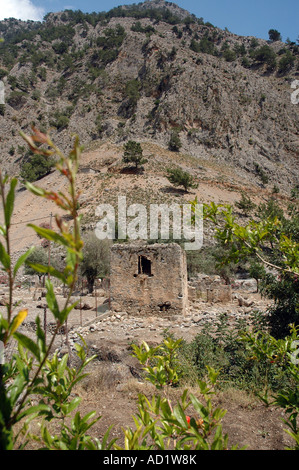 Bâtiment en ruine à Agia Roumeli village situé sur le bord de la Gorge de Samaria Parc national sur l'île grecque de Crète Banque D'Images