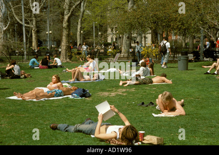 Les personnes bénéficiant de printemps à Washington Square, à Greenwich Village, Manhattan New York City New York USA Banque D'Images