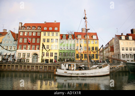 Bateau dans le port de Copenhague Banque D'Images