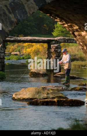 La pêche à la mouche sur la rivière Dart Devon Dartmoor UK Banque D'Images