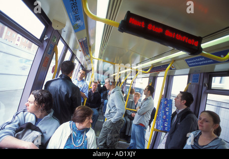 Les personnes qui prennent le chemin de fer urbain près de Smithfield LUAS à Dublin en Irlande Banque D'Images