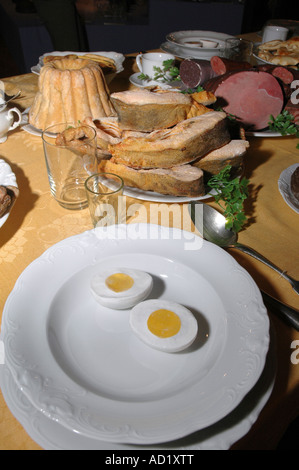 Le plastique de la cuisine polonaise traditionnelle. Morceaux de la carpe frite du poisson, des œufs dans la plaque pour soupe de betteraves et pound cake. Banque D'Images