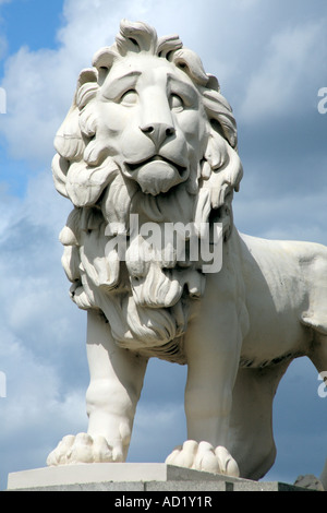 La Banque du sud du Lion. La Banque du Sud, le pont de Westminster, Waterloo, London, England, UK Banque D'Images