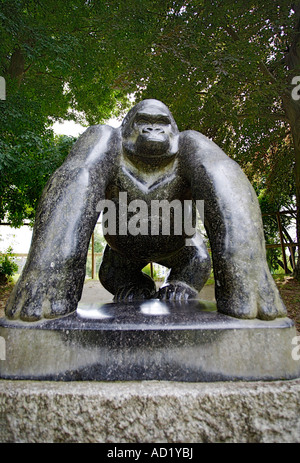 Statue de Guy le gorille. Crystal Palace Park, Sydenham, Bromley, London, England, UK Banque D'Images