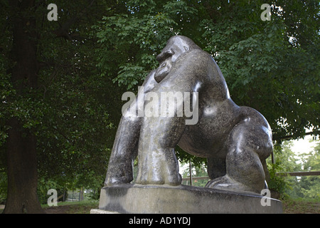 Statue de Guy le gorille. Crystal Palace Park, Sydenham, Bromley, London, England, UK Banque D'Images