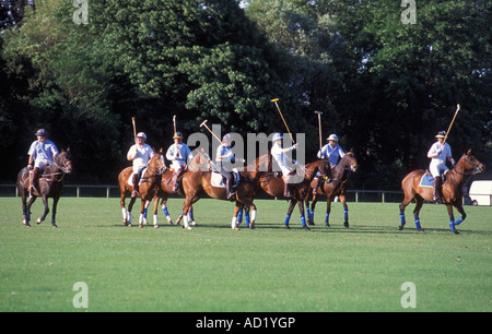 Les gens sur les chevaux jouer au polo au Phoenix Park de Dublin Irlande Banque D'Images