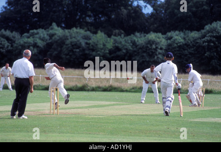Les hommes à jouer un match de cricket le Cricket Club Phoenix au Phoenix Park de Dublin Irlande Banque D'Images