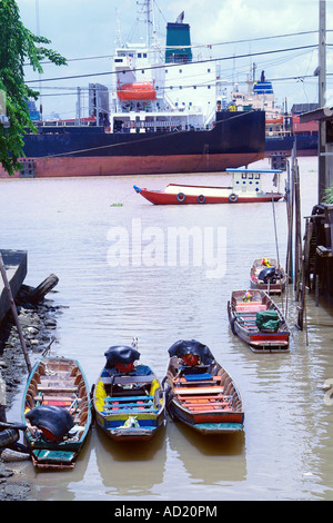 Les petits bateaux traditionnels en bois sur la rivière Chao Praya, à Bangkok Banque D'Images