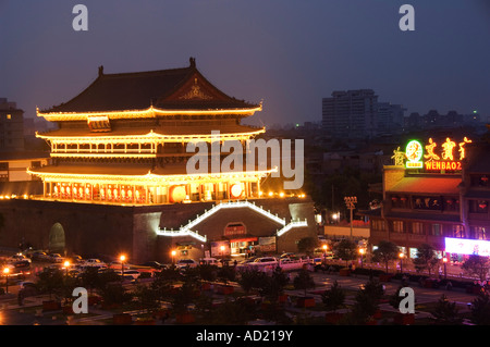 Bâtiments de style chinois allumé dans la ville de Xian Shaanxi Province Chine Banque D'Images