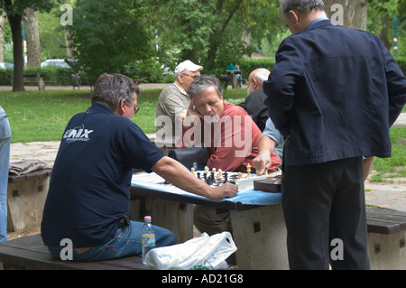 Jouer aux échecs dans le parc de Budapest Banque D'Images