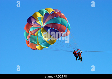 Parasailing parachute coloré avec deux hommes Banque D'Images