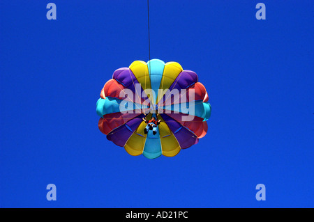 ASB73072 Parasailing parachute coloré avec un homme sur Marine Drive Chowpatty à Bombay Inde Maharashtra Mumbai maintenant Banque D'Images