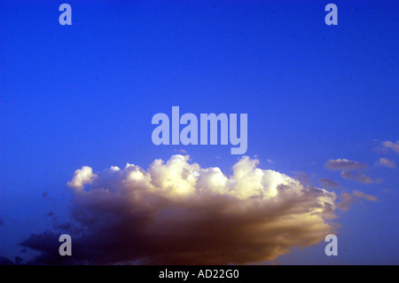 Cna73147 nuages de pluie au fond de ciel bleu à Nagpur, Maharashtra, Inde Banque D'Images