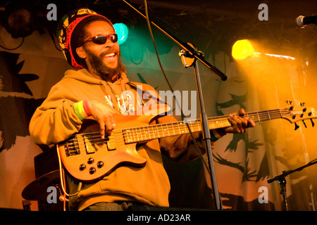 Le Festival de musique une femme blessée facile Star All Stars sur scène chanteur jamaïcain de reggae Kirkcudbright Dundrennan Ecosse UK Banque D'Images