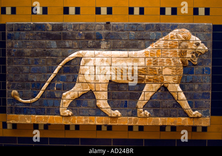 Istanbul, Musée d'archéologie, d'allégement de la brique vernissée de lion Rue Procession de Babylone Banque D'Images