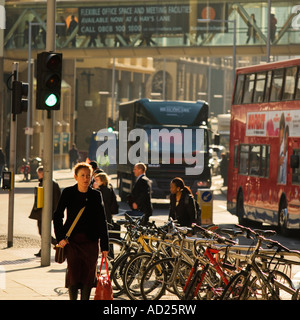 Aller au travail tôt le matin, les employés de bureau la marche sur le pont de Londres 2007 Banque D'Images