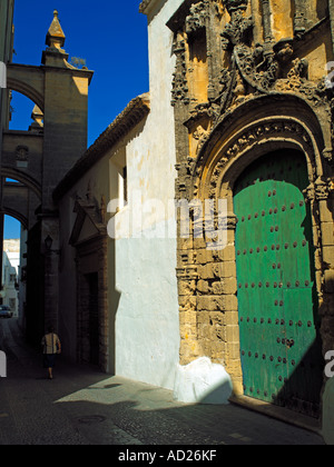 Un couvent de portes et de façades à côté de l'église Santa Maria à Arcos de la Frontera Banque D'Images