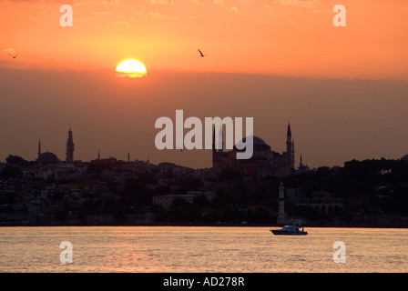 Coucher du soleil sur Bosphore avec Aya Sofya (Sainte-sophie, l'église de la Sainte Sagesse) à Istanbul, Turquie Banque D'Images