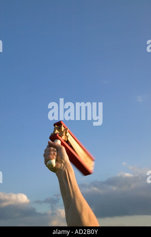 Part agiter un hochet football traditionnel dans l'air Banque D'Images