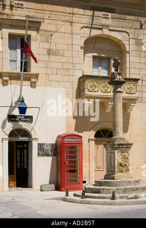 Téléphone de style britannique fort sur la place principale du village de Gharb sur l'île de Gozo Banque D'Images