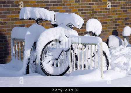 La neige recouvre deux vélos sur un porte vélo à Lincoln, Nebraska. Banque D'Images