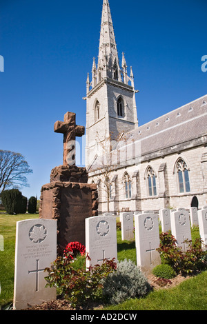 Au Cimetière des sépultures de guerre du 19e siècle l'église St Margaret's en style gothique avec spire. Denbighshire Bodelwyddan North Wales Royaume-uni Grande-Bretagne Banque D'Images