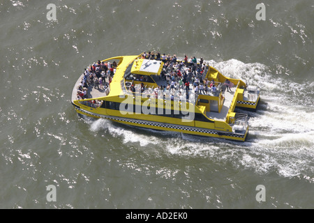 Vue aérienne de New York Water Taxi croisière sur la rivière Hudson, New York City, États-Unis Banque D'Images