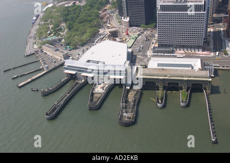 Vue aérienne de ferry terminal situé à la pointe sud de Manhattan, New York City, États-Unis Banque D'Images