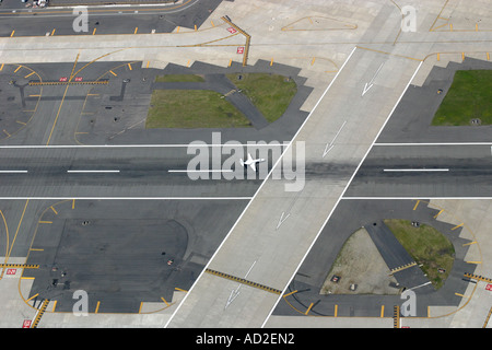 Vue aérienne de la piste et l'intersection avec la voie à l'aéroport international Newark Liberty, Newark, New Jersey, États-Unis Banque D'Images