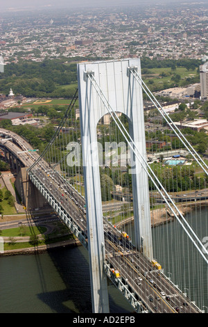 Vue aérienne du pont Verrazano-Narrows, reliant Staten Island, New York, et à Brooklyn, New York Banque D'Images