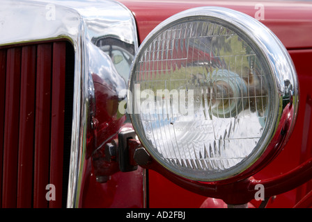 Roue, l'exécution et du conseil d'essence peut de Ford Model T van lors d'un rallye vintage, Hampshire, Angleterre, juin 2007 Banque D'Images