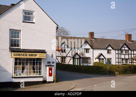 Aberriw of Berriew Powys Pays de Galles UK Post Office et cadre en bois noir et blanc cottages dans village historique Banque D'Images