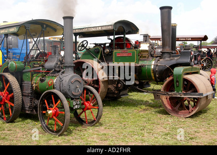 Wallis et Stevens et tracteur à vapeur et inconnus sur l'affichage à un bain à vapeur et vintage rally dans le Hampshire, Angleterre, juin 2007 Banque D'Images