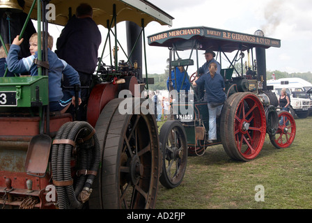 Les moteurs de traction et d'autres véhicules routiers à vapeur fait la queue pour entrer dans la place au rallye de vapeur Hampshire, Angleterre, juin 2007 Banque D'Images