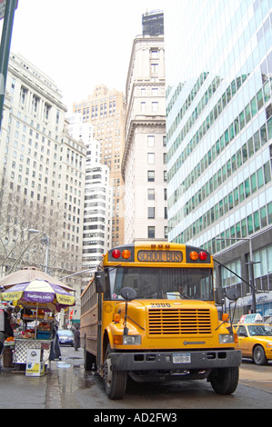 New York, un édifice en hauteur, ciel, ciel grattoir, school bus Banque D'Images