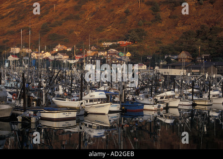 Quai du Port de Kodiak avec bateaux de pêche commerciale au coucher du soleil de l'Alaska Kodiak Banque D'Images