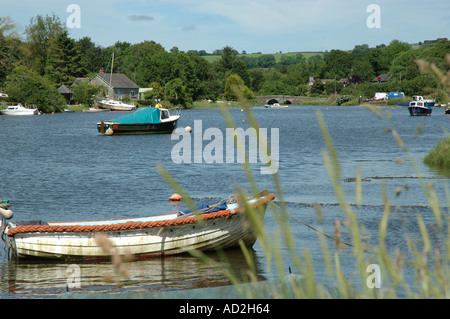 L'Angleterre, Cornwall, Lerryn, boats on river Banque D'Images