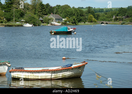 L'Angleterre, Cornwall, Lerryn, boats on river Banque D'Images