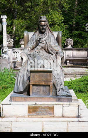 Reine Elisabeta Carmen Silva statue, le château de Peles, Sinaia, Transylvanie, Roumanie Banque D'Images